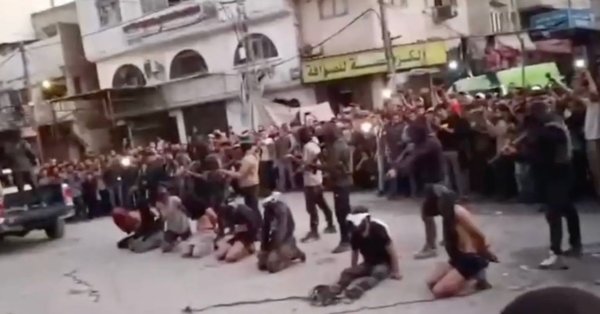 Ужасающие кадры показывают, как ХАМАС публично казнит людей