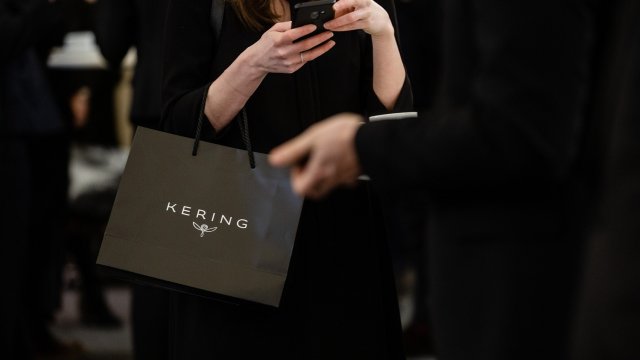 Владелец Gucci готовится продать свое косметическое подразделение L`Oreal