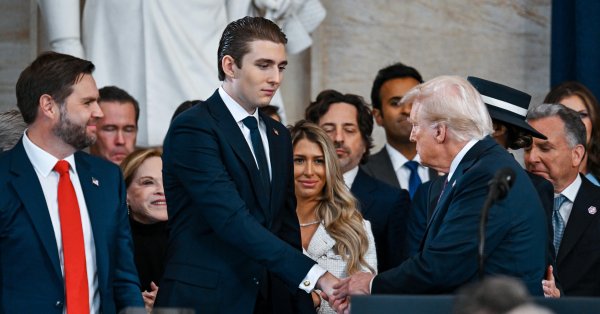 Барон Трамп уже встречается с девочками, закрыл весь пол башни Трампа на свидание