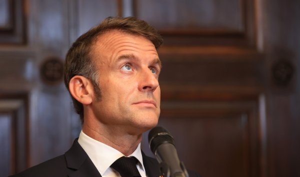 Макрона прижали к стенке соперники после отставки премьер-министра