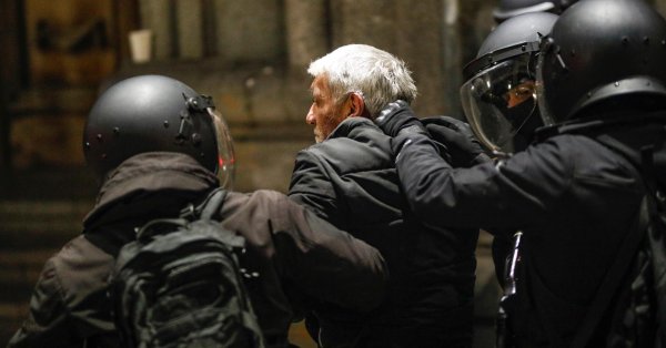 Грузинская полиция использует водные пушки, чтобы отразить протестующих перед президентским дворцом