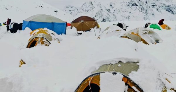 Сплошной снег, лапша быстрого приготовления и куртки: каково оказаться в ловушке на Эвересте?