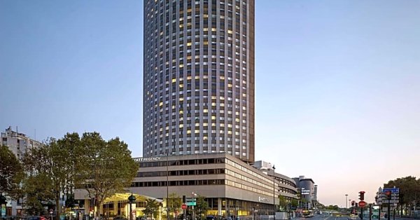 Посол Руа во Францию вышел с 22 -го этажа отеля в Париже