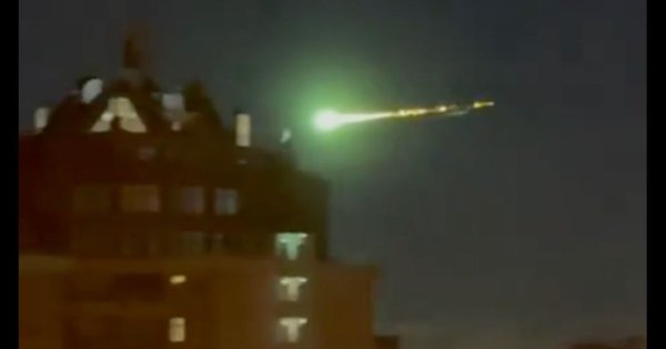 Новое оружие, комета, НЛО: Что летало в ночном небе Москвы? ВИДЕО