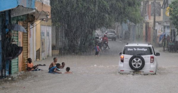 Ураган Мелисса немного ослабел, когда обрушился на Ямайку.