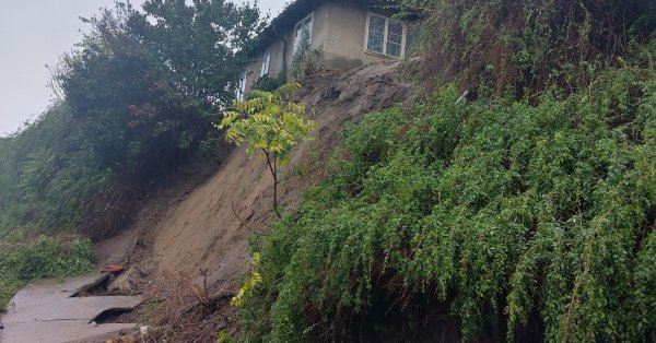 Оползень стащил два дома в Свиштове