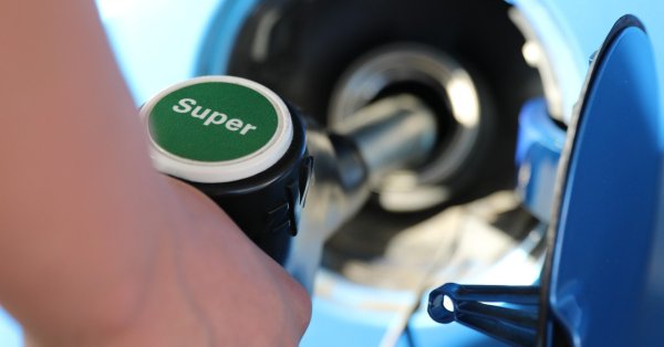 Из-за санкций: В Сербии почти нет топлива, его цена выросла