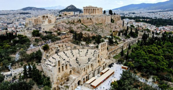 В Греции старые дома продаются по ценам нового строительства