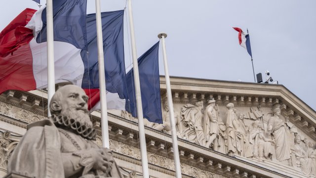 Moody's понизило кредитный прогноз Франции на фоне политического кризиса