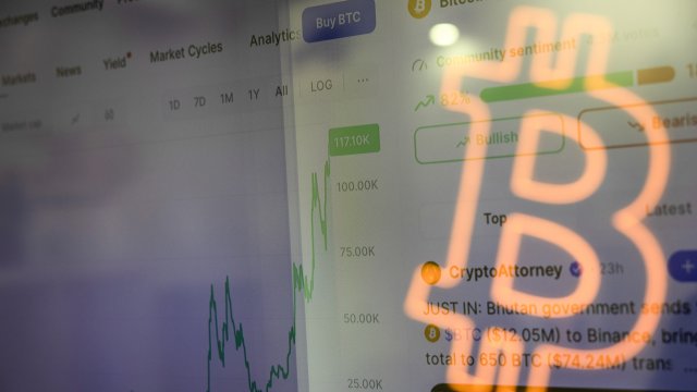 Биткойнская цена достигла 120 000 долларов впервые с рекордного пика