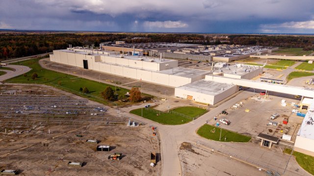 General Motors сокращает 3300 рабочих на заводах по производству электромобилей и аккумуляторов