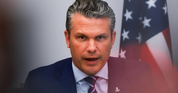 Из-за разбитого стекла: самолет министра США совершил вынужденную посадку