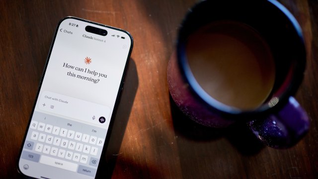 Борясь с конкуренцией со стороны OpenAI, Anthropic также противостоит правительству США.