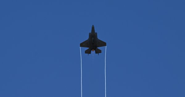 296 Дополнительный F-35 был профинансирован в соответствии с новым соглашением в размере 24,3 млрд. Долл. США