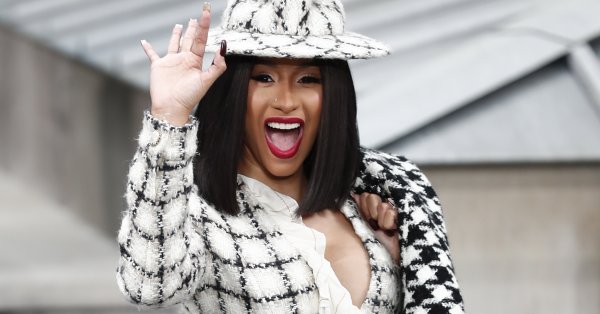 Карди хотела бы получить любовные советы от Шакиры