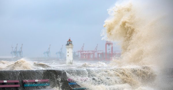 Шторм Эми попадает в Британию, закрывает школы и отменяет паромы