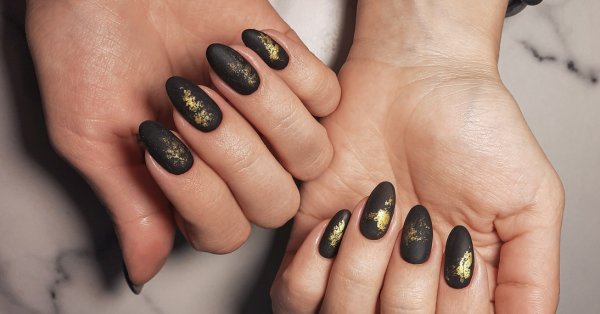 Темный маникюр на осень – 5 цветов, которые стоит попробовать