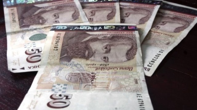 Денег в обращении становится меньше – люди избавляются от них еще до введения евро