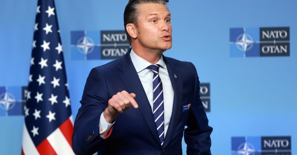 Безвкусица или провокация: Хегсет надел перед Зеленским галстук цвета российского флага