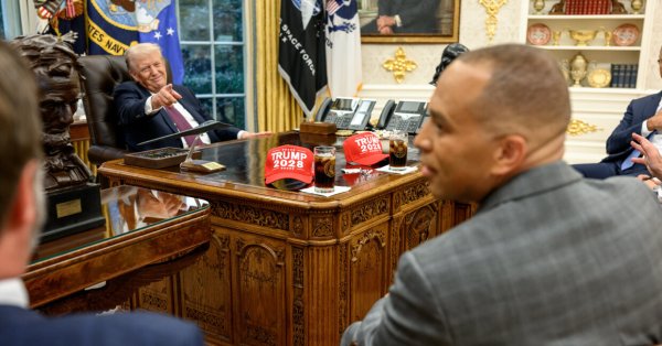 Хранители демократов: Шляпы Трампа 2028 случайно закрыли свой стол