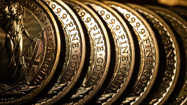 Золото завершило рекордное ралли первым снижением за 10 недель