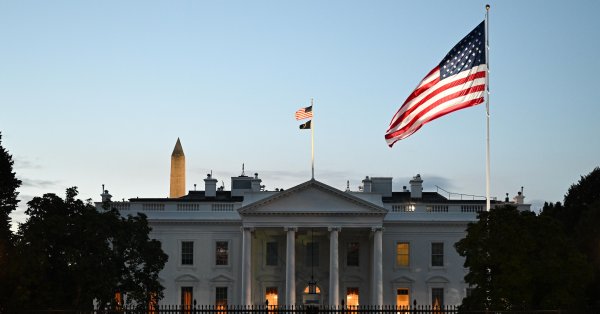 Мужчина въехал на машине в ворота безопасности возле Белого дома