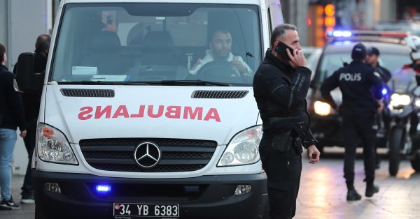 Семья из пяти человек похоронена под рухнувшим зданием недалеко от Стамбула