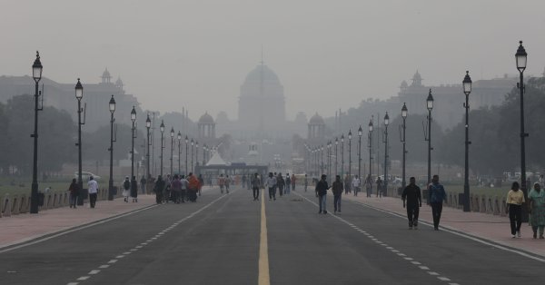 Из-за борьбы с грязным воздухом: Индия «засеивает» облака для искусственного дождя ВИДЕО