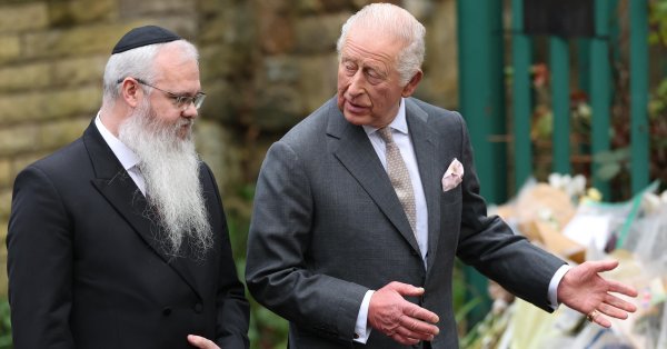 Король Карл III посетил место теракта в синагоге Манчестера