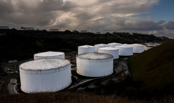 Масло стабилизируется после высоты - основное внимание уделяется решению OPEC+