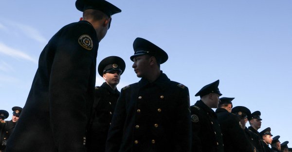 Российские компании отправляют рабочих в неоплачиваемый отпуск, военная экономика стагнирует