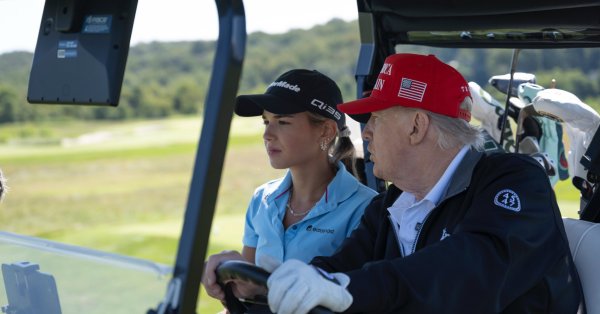 Дедушка Трамп вашей внучке: Чтобы лучше играть в гольф, я думаю о Китае и России видео