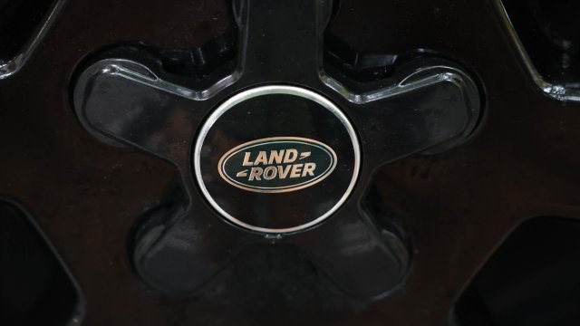 Jaguar Land Rover перезапускает его производство на острове после тяжелой атаки