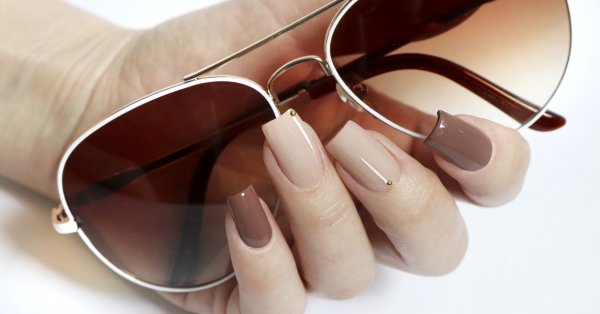 Коричневый сахарный маникюр – самый сладкий тренд осени 2025.