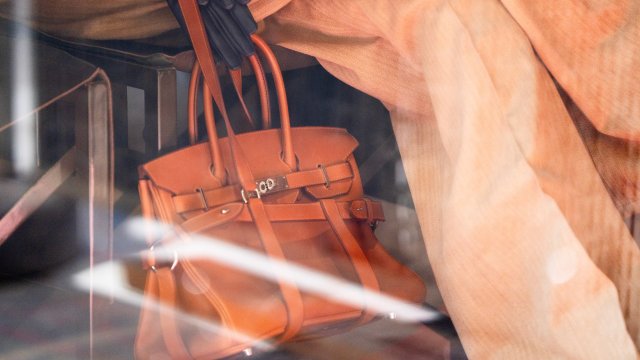 Акции Hermes упали на фондовом рынке после разочаровывающих результатов подразделения изделий из кожи.