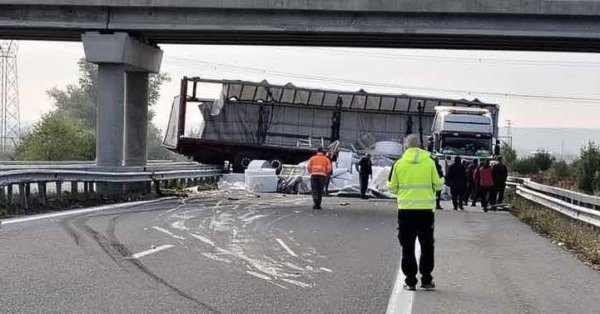 Грузовик с туалетной бумагой разбился и заблокировал движение на "Марице"