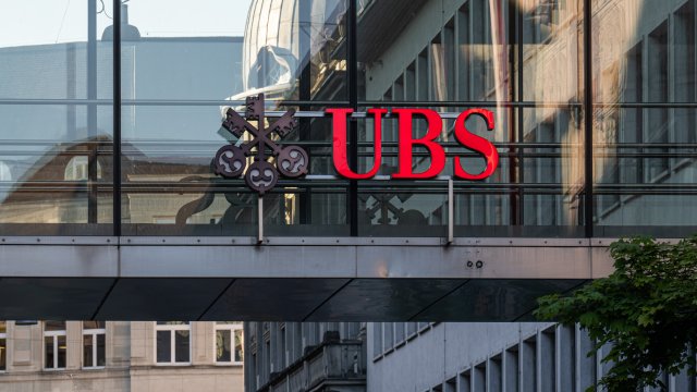 Инвестиционно-банковские услуги и снижение судебных издержек привели к тому, что прибыль UBS превысила ожидания