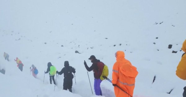 Сотни туристов заблокированы под Эверестом сильным штормом