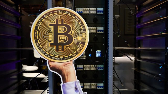 Цена биткойна упала более чем на 6% по мере приближения выходных