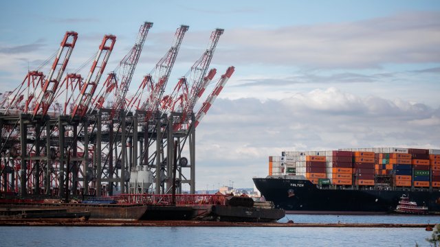 Дефицит бюджета США остается на уровне 1,8 трлн. долларов, несмотря на рост поступлений от пошлин