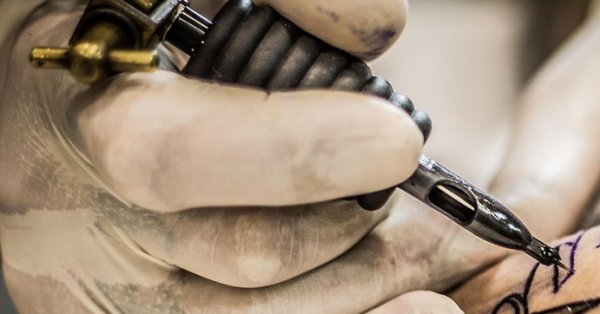 А как насчет детей? Пирс вытатуировал обидное слово на лбу 10-летнего мальчика