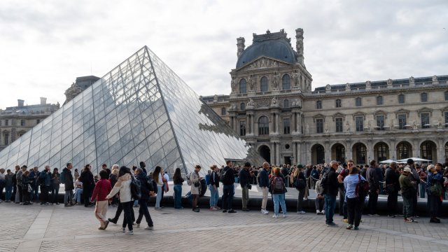 Подозреваемые в ограблении Лувра арестованы под Парижем