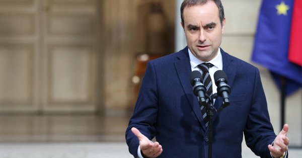 Десять часов после объявления о своем правительстве: премьер -министр Франции подал в отставку