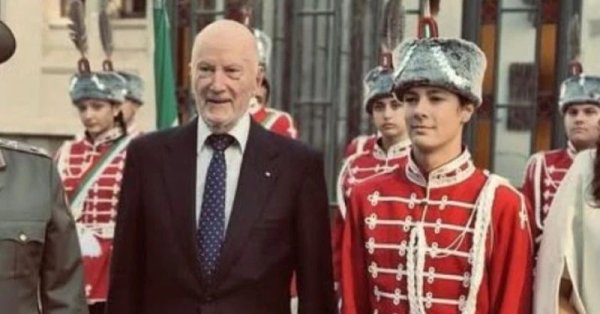 Внук царя Симеона II, князь Симеон-Хасан, стал гвардейцем.