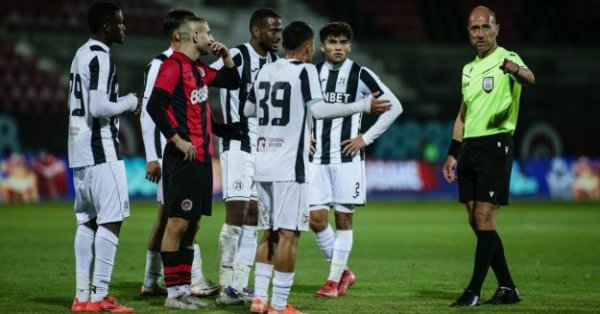 «Локомотив» (София) дома победил «Локомотив» (Пловдив) со счетом 2:2.