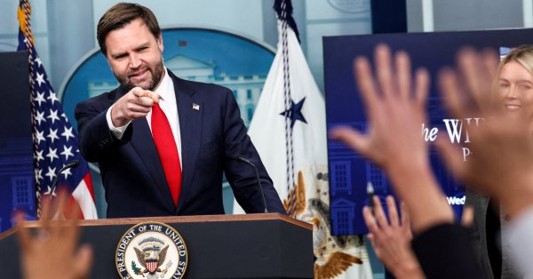 Мне нравится твоя рубашка, задай мне вопрос: Вэнс со странной техникой во время брифинга