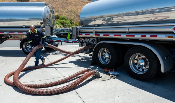 Цены на нефть находятся на пути недельного снижения из-за напряженности в отношениях между США и Китаем.