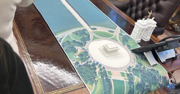 Арка Трампа: Почему на столе Трампа стоит модель триумфальной арки?