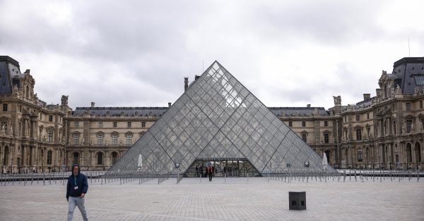 Лувр ограбили с помощью украденного вилочного погрузчика