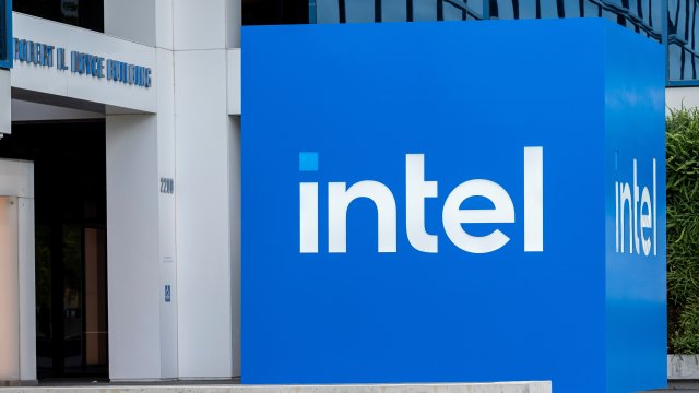 Инвесторы снова полюбили Intel, но это все еще не решает ее проблем